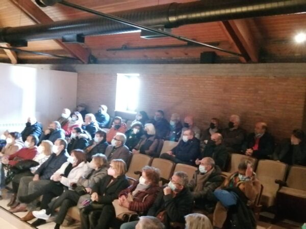 Público asistente al acto homenaje a José Manuel Buján en la Casa de Cultura de Toreno (León)